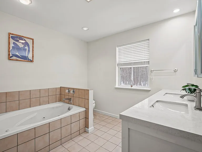 7 Sanctuary Dr — Photo 8