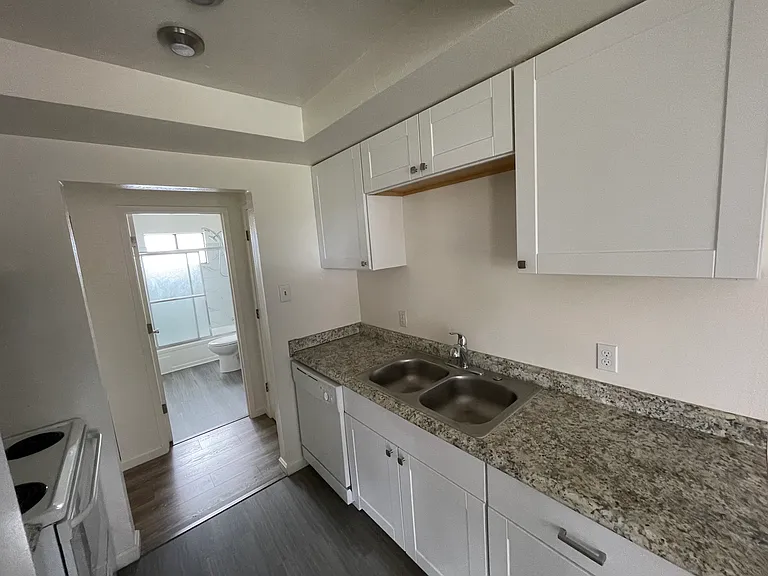 1350 W 6th St #2 — Photo 3