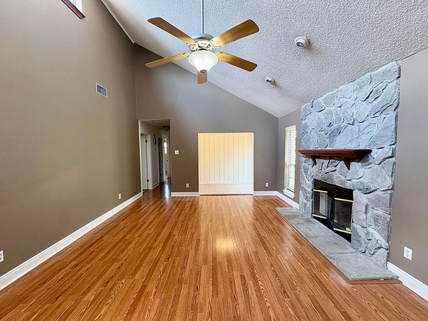 **Move In Special - 1/2 Off First Month** Spacious 3 Bedroom, 2 Bath Home Close to Restaurants & ... — Photo 3