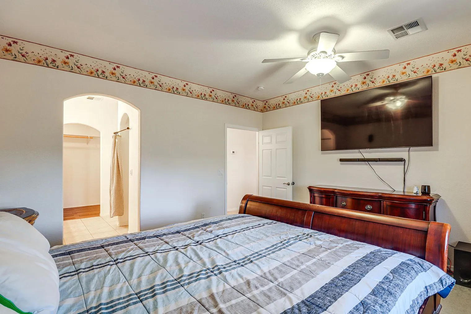 3 bed, 2.0 bath, 1991 sqft, $3,090 — Photo 4