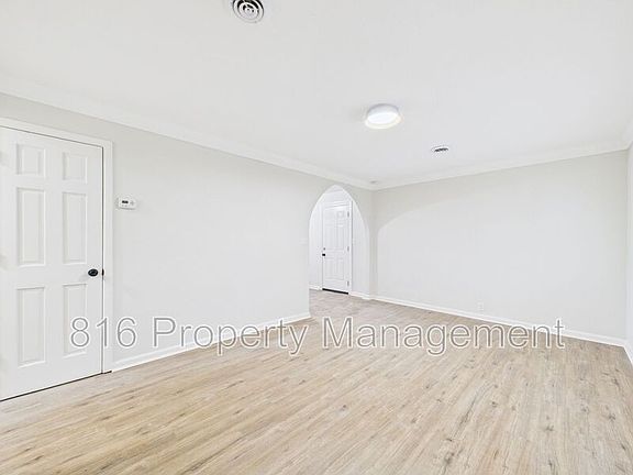 4th image of 11211 Corrington Ave