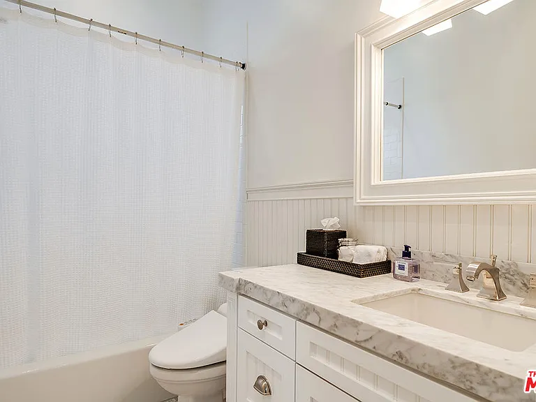 10161 Valley Spring Ln — Photo 38