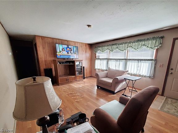 3rd image of 380 Adrian Dr