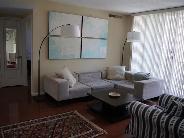 880 N Pollard St APT 422, Arlington, VA 22203