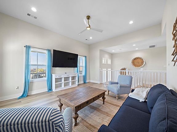 3rd image of 4214 San Jacinto Dr