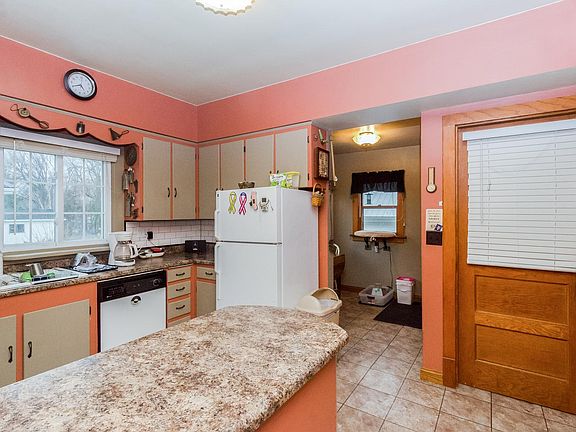 5th image of 609 E 6th St