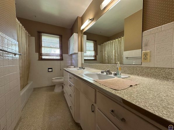 917 SW Grand Ct, Topeka, KS 66606