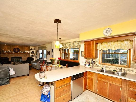 5th image of 1095 Howard Dr