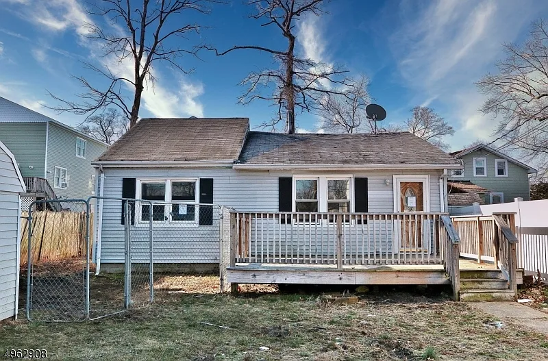 64 Lakewood Ave photo 1