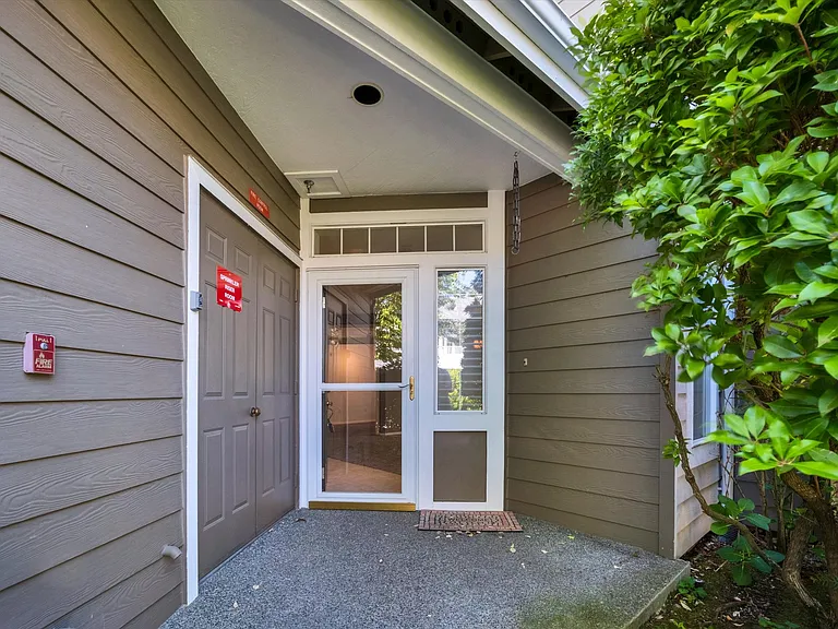 4319 NE 5th Ct — Photo 2