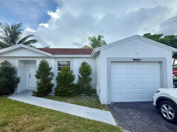 19831 NW 65th Ct, Hialeah, FL 33015