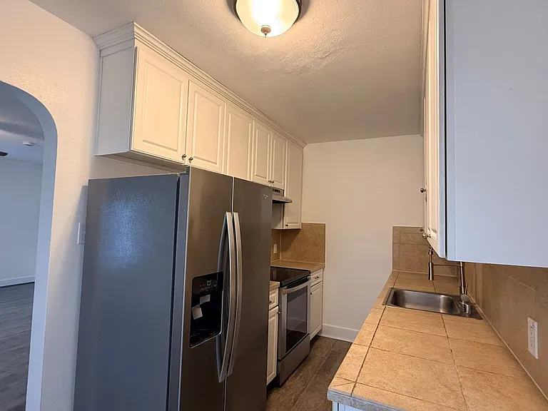 Fontana Court Apartments — Photo 27