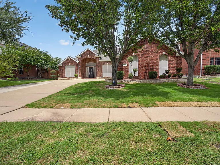 2848 Gillespie Ln — Photo 2