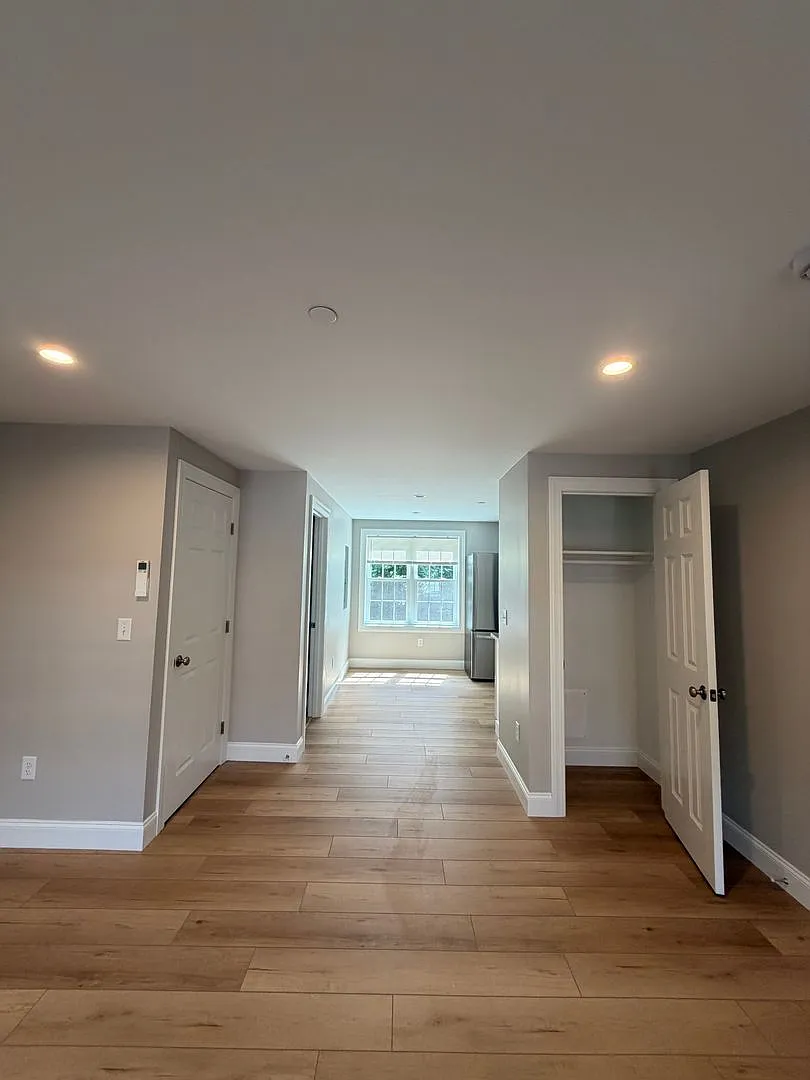 Brand New spacious Studio available in a great location. — Photo 3