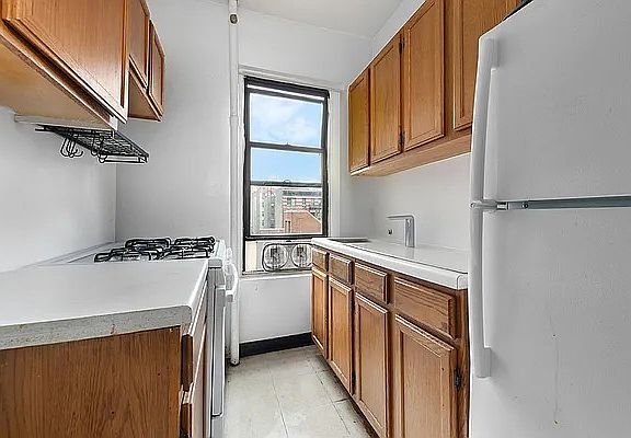 4th image of 104 W 96th St #29