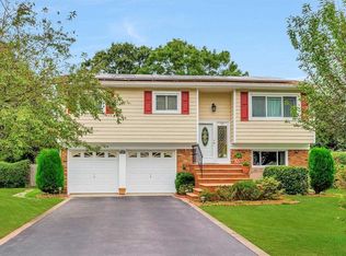1015 Karshick St, Bohemia, NY 11716