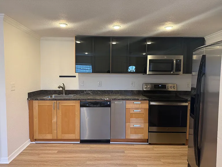 3318 W Walnut St — Photo 6