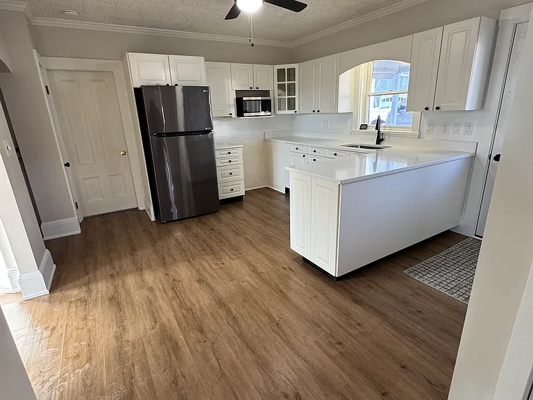 643 Center St — Photo 3