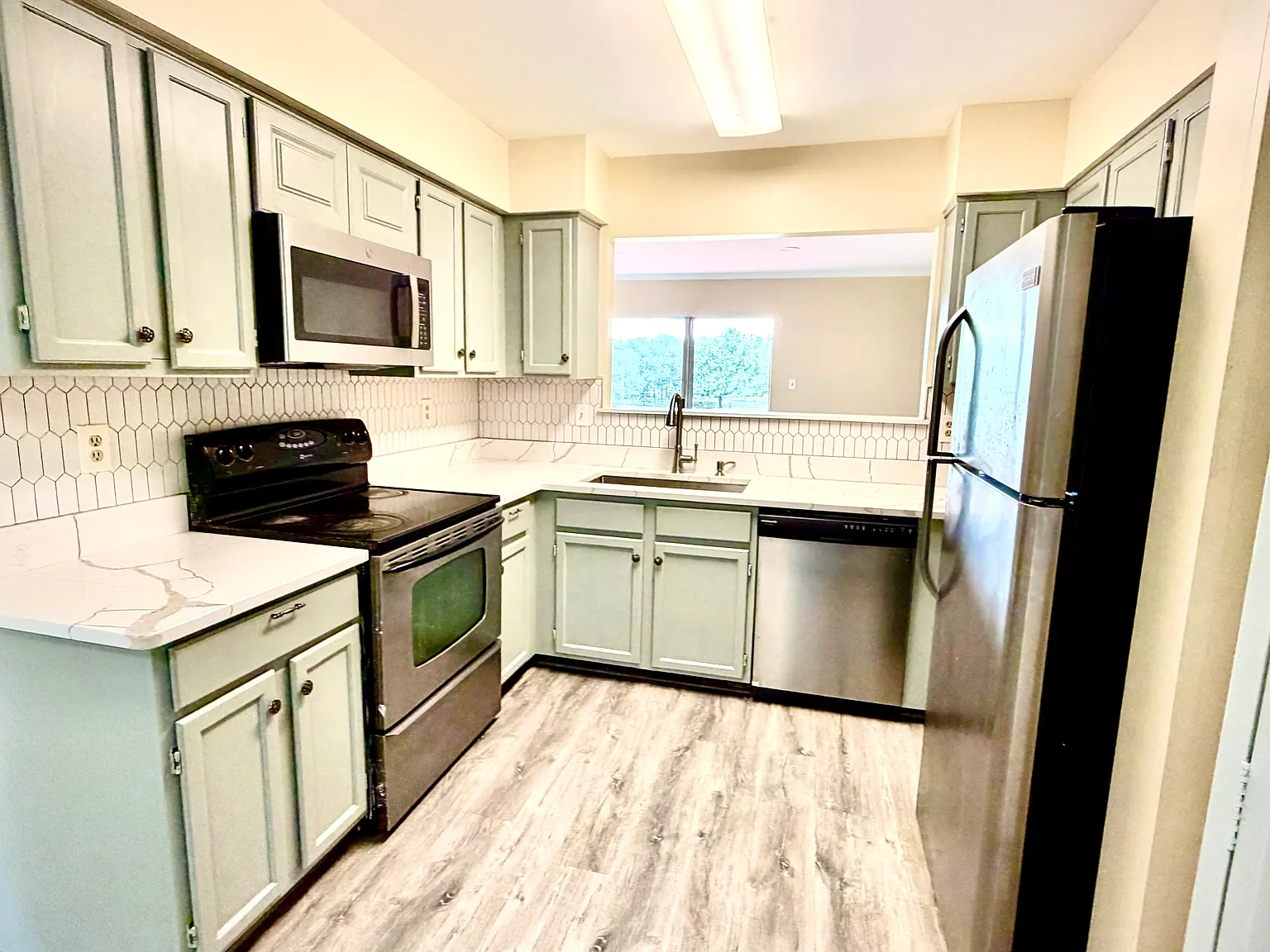 4 bed, 3.5 bath, 1620 sqft, $3,100 — Photo 3