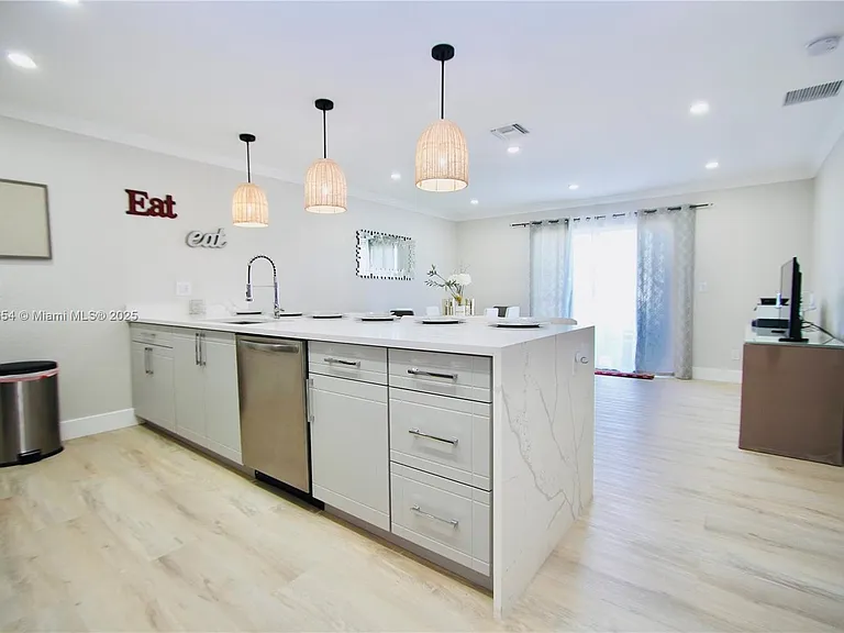 244 NW 6th Ave — Photo 4