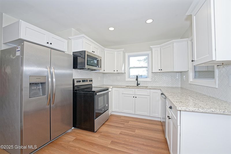 5th image of 12 Willowbrook Avenue
