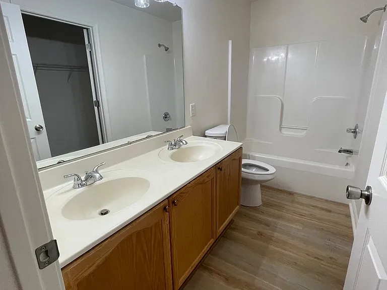 1123 Lindsay Ln — Photo 10