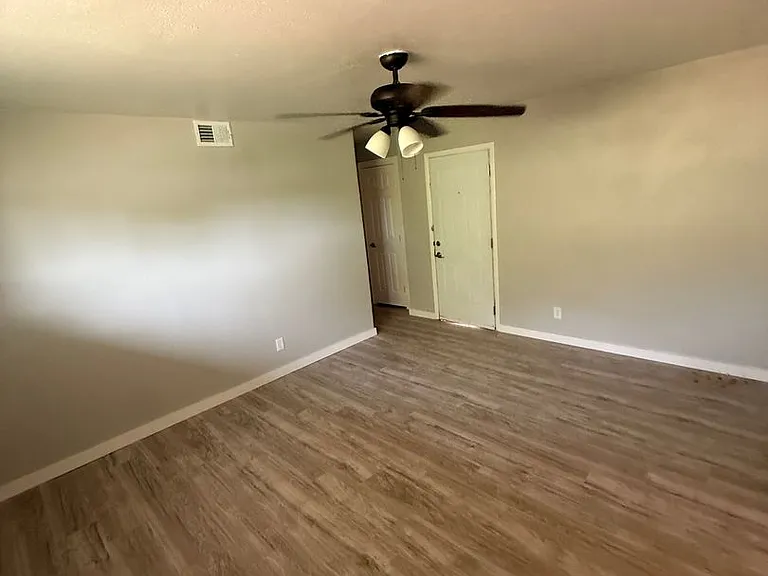1120 Misty Glen Ln — Photo 10