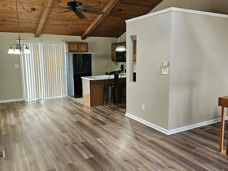 842 Spring Meadows Dr — Photo 2