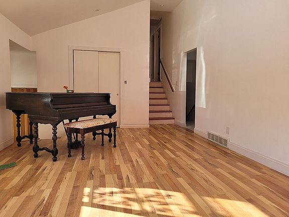 3rd image of 1013 W Cordell Ave