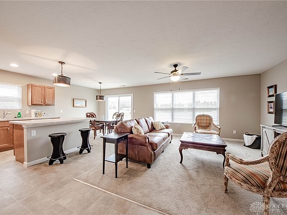 5th image of 40 Pebble Stone Ln