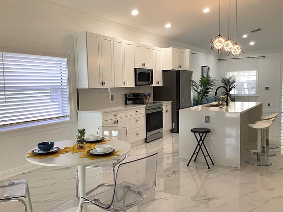 2nd image of 6264 Lansdowne Circle