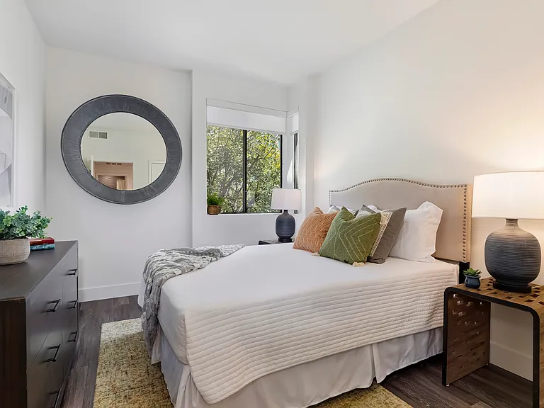 Living at Santa Monica — Photo 14