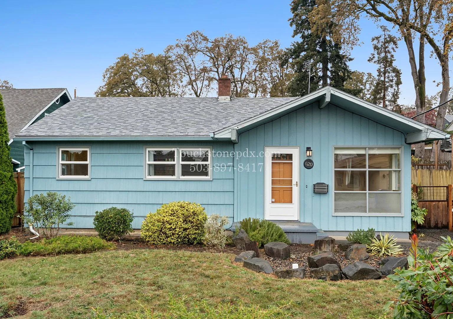 Charming Gladstone 3 Bed Home with Hardwood Floors, AC & Backyard — Photo 3