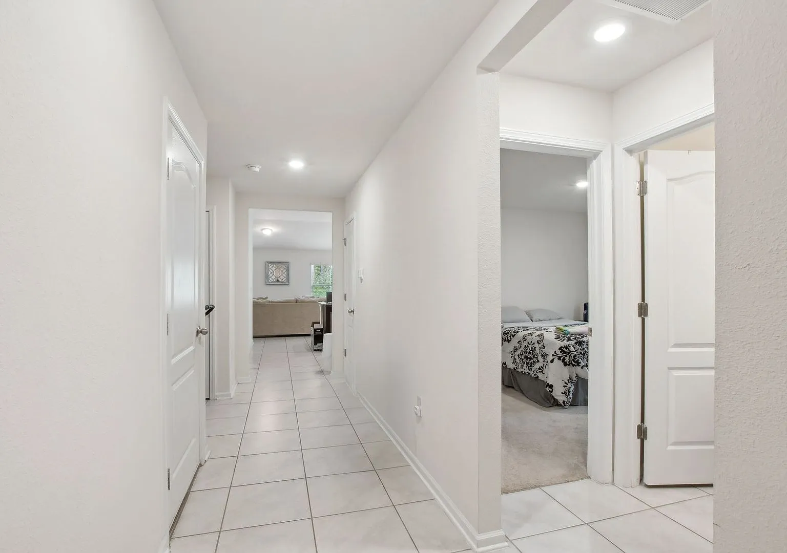 4 Bedroom Close to shopping and schools — Photo 2