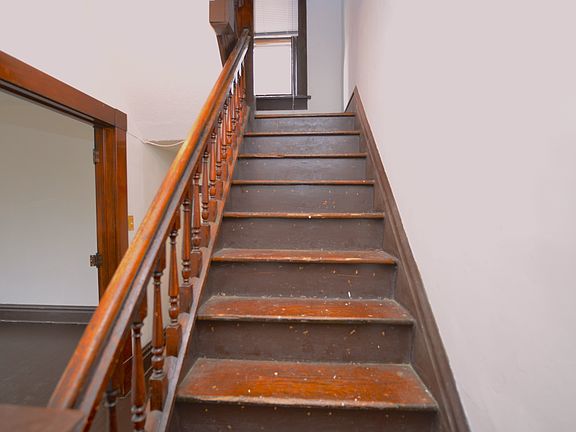 5th image of 607 Oak St