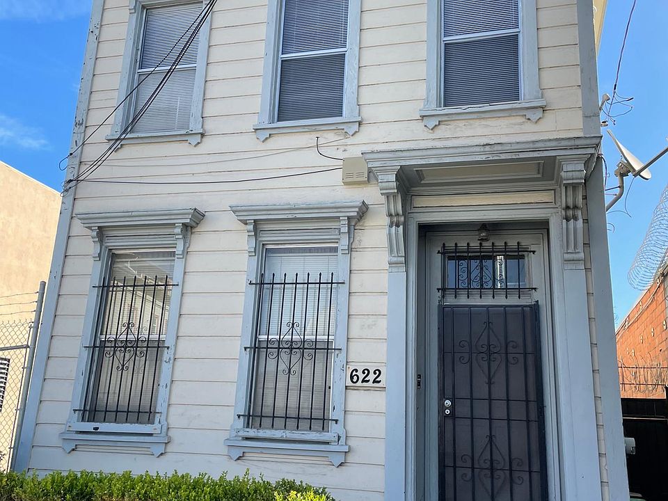 1st image of 622 E 10th St
