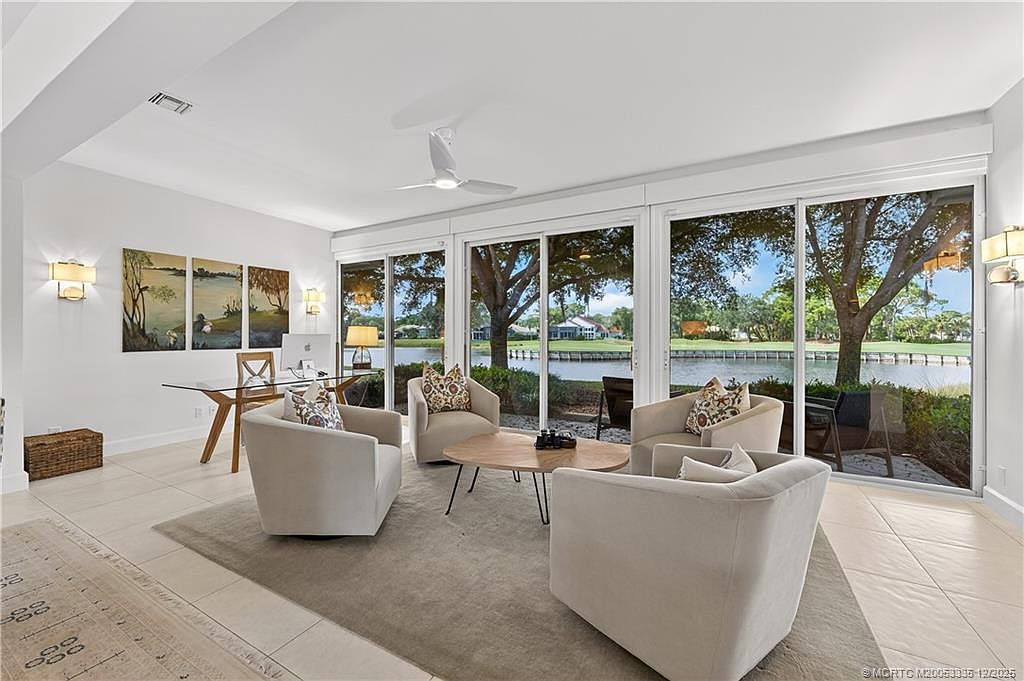 1822 NW Buttonbush Cir