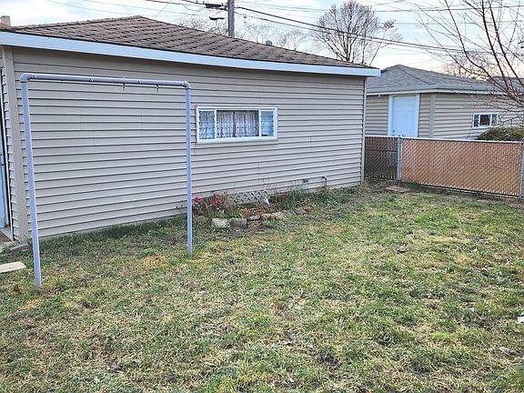 3rd image of 5745 W Montrose Ave