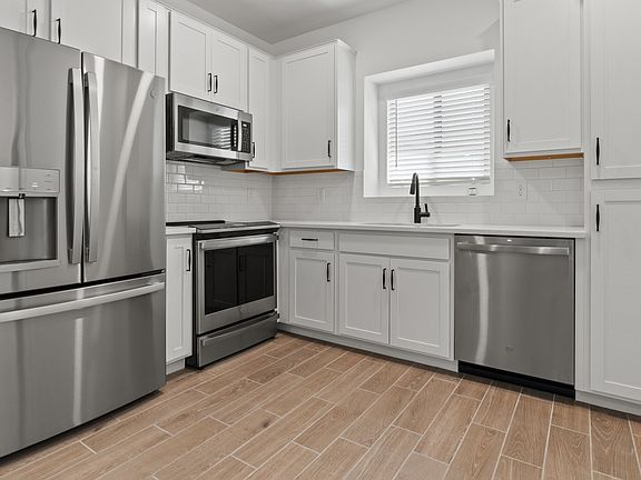 Kitchen with matte black hardware