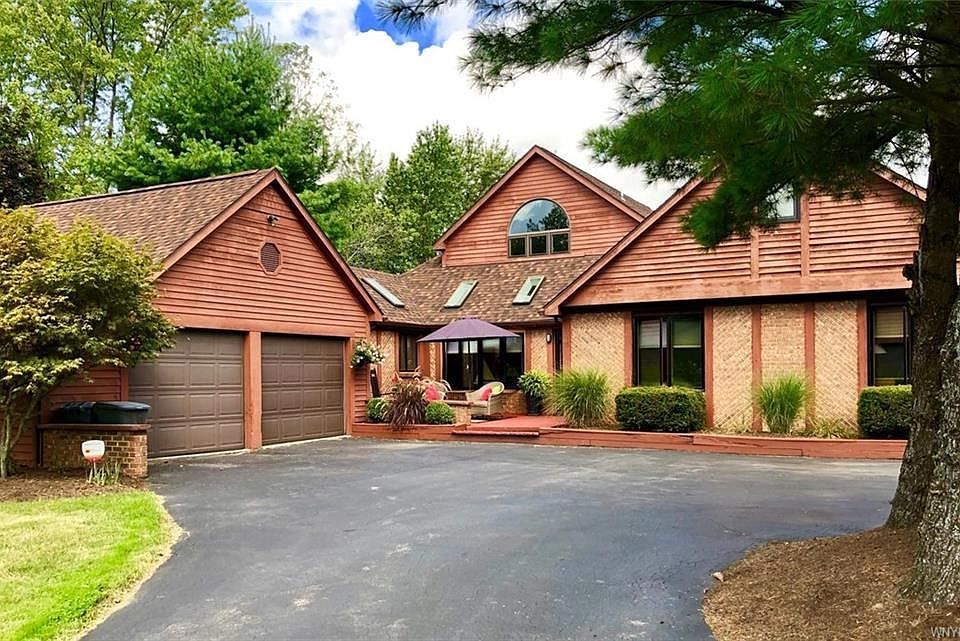 1st image of 46 Fox Chapel Dr