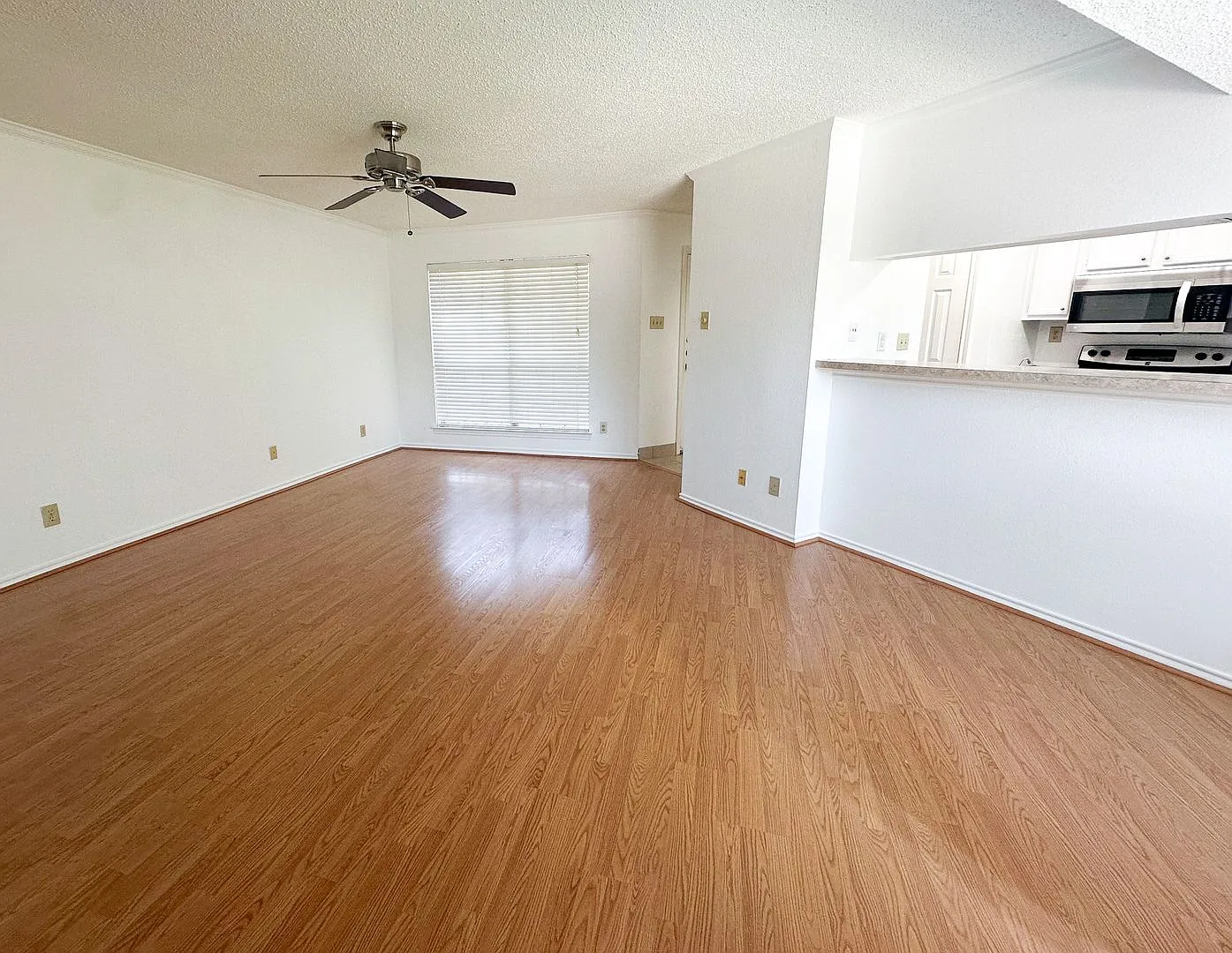 Available Now! Charming 1-Bed Condo in Prime Addison Location — Photo 4