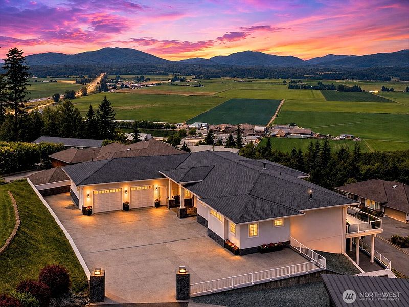 2nd image of 880 Bella Vista Lane