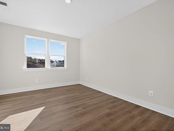 4th image of 207 Lackawanna Ln