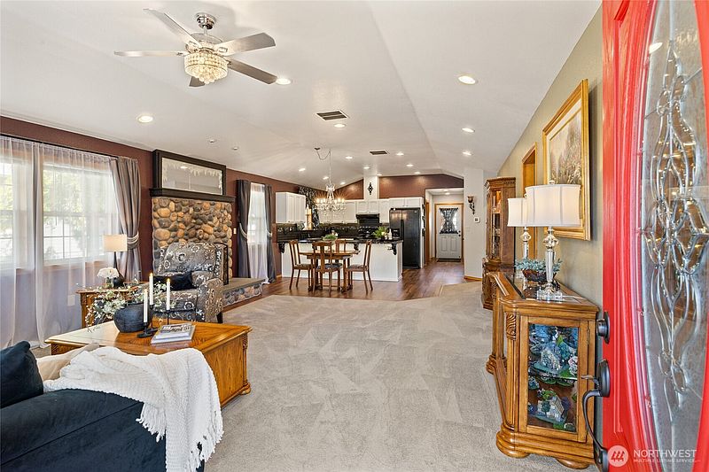5th image of 704 Lincoln Avenue