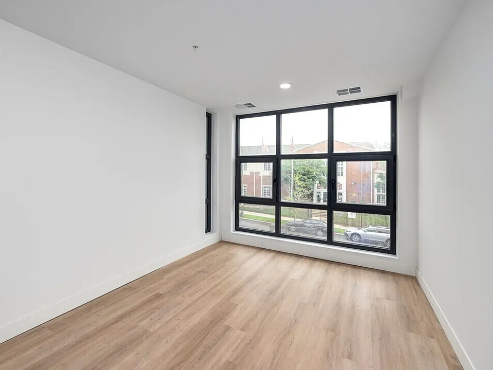 Building Photo 4
