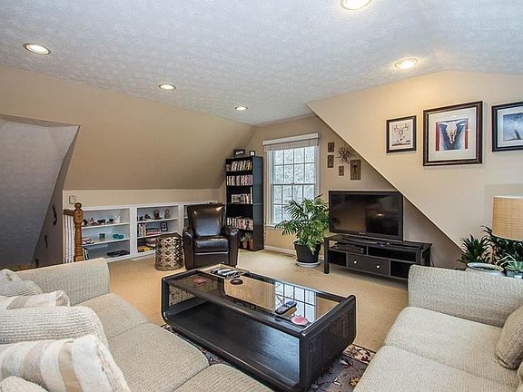 5th image of 11021 Carriage Hill Dr