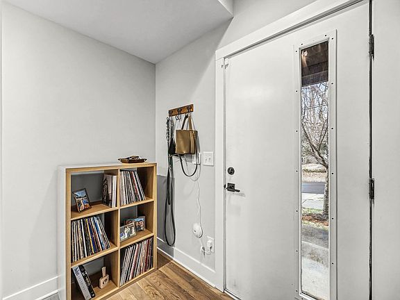 3rd image of 840 E 18th St #F