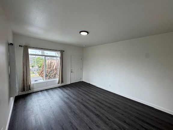 5th image of 4522 S Van Ness Ave Unit 1/2