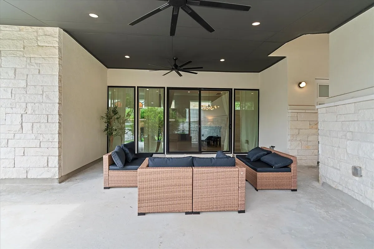 5 bed, 3.5 bath, 3150 sqft, $9,000 — Photo 2