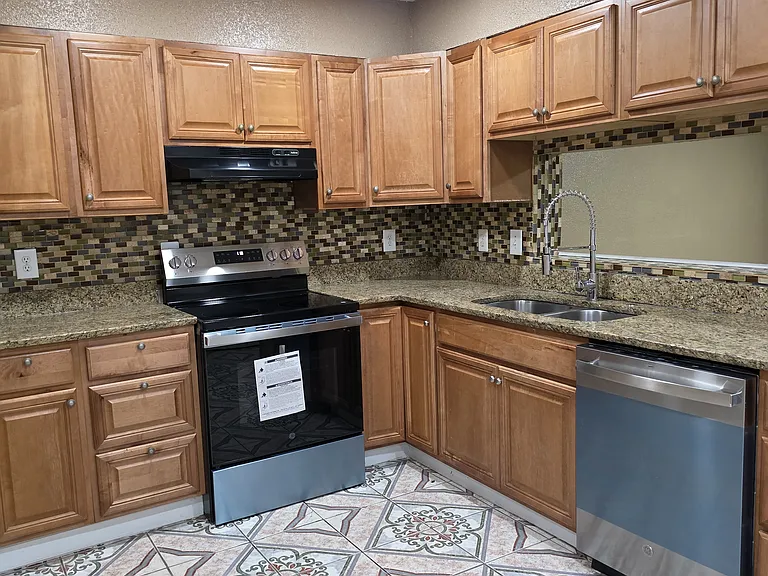712 Seasons Pkwy — Photo 1